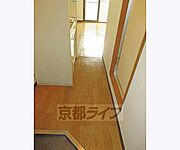 玄関を開けると廊下が広がっています