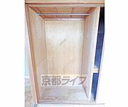 押入の半分はクローゼットタイプになっています。