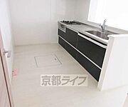 冷蔵庫や棚も置ける広い台所