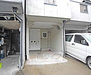 玄関前が駐車スペースです。