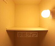 トイレ上にある小物置きです。