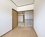 2．5帖洋室から和室方向です。