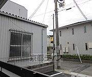 大通りから一本入った環境です。