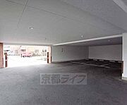 平面の駐車場も。