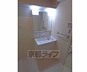 三面鏡になる洗面台