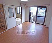 光のたくさん入るお部屋ですね・