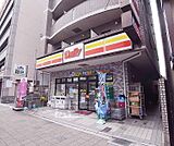 デイリーヤマザキ京都三条店まで172m 三条京阪の駅まですぐです。