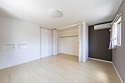 【リビング以外の居室】全居室フローリングです。インテリアが映えやすく、お好きな家具でコーディネートを楽しんでいただけます。