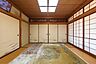 その他：伝統的な欄間が和室に上品な趣を添え、落ち着いた雰囲気を演出。心安らぐ空間で、ゆったりとした時間をお過ごしいただけます。