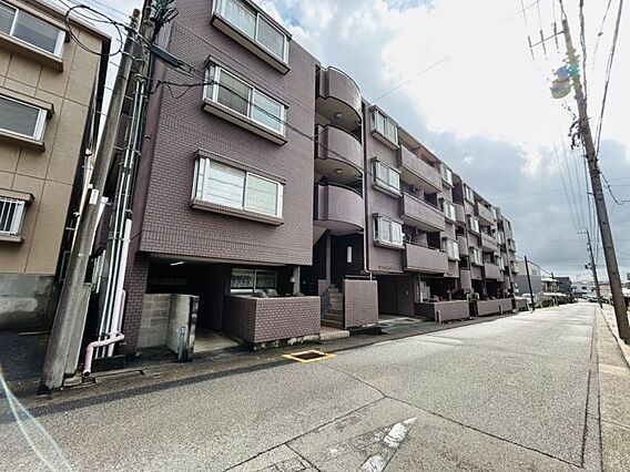 4階建ての2階...