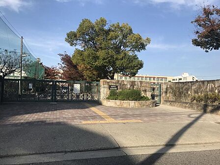 北陵中学校まで 160m 徒歩約2分●【教育目標】一人一人の良さを伸ばし生涯にわたって人生を支える確かな学力を育成。思いやりや礼節、感動する心を育むことで豊かな人間性を育成。