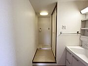 洗濯機置場は浴室の隣で洗濯後そのまま浴室乾燥機や浴室の物干しに移せるため家事同線良好です♪