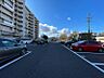 駐車場：広々としていて停めやすい駐車場です♪