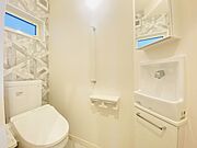 1階・2階それぞれにトイレがあります。夜中に階段の上り下りをしなくても良いのはうれしいですね。