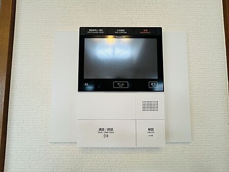 手洗器、タンクレストイレ、収納棚など充実した設備の整ったトイレです♪