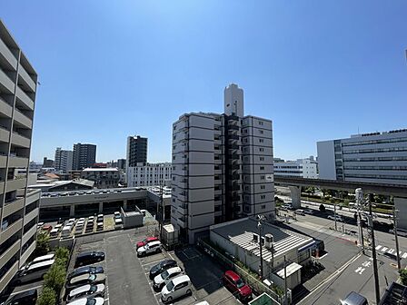 周辺の街並みと青空を望む開放的な眺望が魅力です！