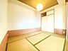 室内：LDK横に和室があり用途様々に使用可能！押入もありお布団等も収納できます♪