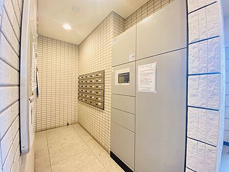 不在時でも荷物を受け取れる便利な宅配ボックスがあります♪