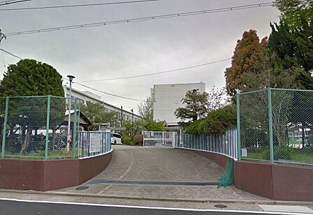 大曽根中学校まで　1133m　徒歩約15分●【教育目標】よりよい社会の形成者として、心身ともに健康で人間性豊かな青少年の育成を目標としています。