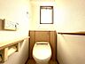 トイレ：収納と手洗いの付いたトイレはすっきりとしてお掃除もしやすいですね