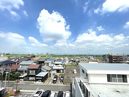 周辺は落ち着いた住環境!スーパーやドラックストアなども徒歩圏内にあり日常のお買い物も楽々ですね