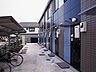 エントランス：屋根付きの駐輪場です。