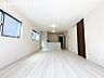 リビング/ダイニング：すぐの見学や資料請求など、お気軽にお問い合わせください