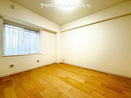 洋室6帖は通路から少し離れているので気になりません。