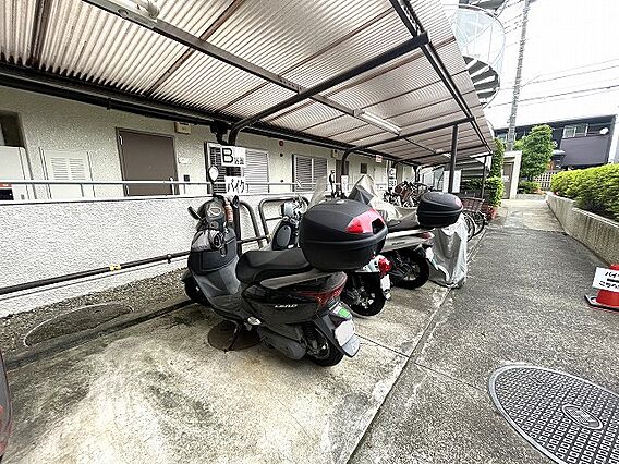 敷地内にはバイ...
