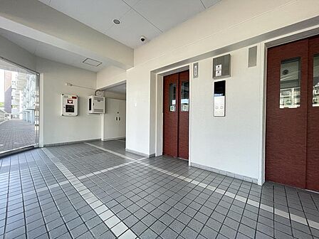 エレベーターは2基。人の出入りが頻繁になる通勤通学時間の混雑を緩和します。