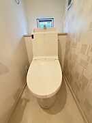お掃除の手間を省いてくれる便利機能が搭載された温水洗浄便座。