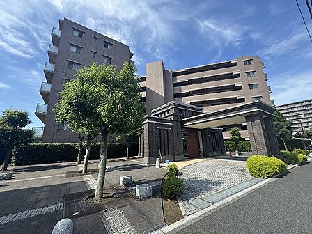 東横線「綱島」駅まで徒歩約20分のRC造7階建マンションです。(2026年7月撮影)