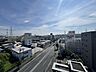 その他：バルコニーからの眺望は、晴れた日には青空が広がり、心地よい開放感を味わえます。