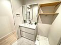明るい洗面台で...
