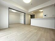 広々としたLDKは、隣接するお部屋の扉を開けて、さらに解放感ある空間に。