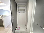 洗濯機置き場の上にも収納スペースがあり、小さなお子様の洗剤等の誤飲も心配不要。