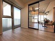 LD横の洋室は、扉を開けて解放感ある空間に。