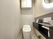 温水洗浄便座付きの清潔感あるトイレは、落ち着いた空間に。