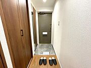 大きな鏡のついた玄関で、お出かけ前の身だしなみチェックもバッチリです。