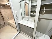 明るい洗面台で、毎朝の準備も気分が上がりそう。