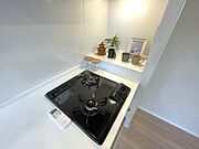 ガス代横にあるスペースには調味料なども置くことが可能♪
