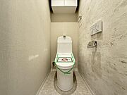 温水洗浄便座付きの清潔感あるトイレは、落ち着いた空間に。