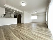 2面採光のお部屋は、日中は照明がいらないほど、明るい光が射し込みます。