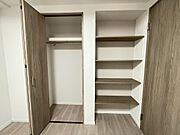 仕切りのあるクローゼットは、収納棚を追加しなくても、綺麗に整理整頓出来ます。