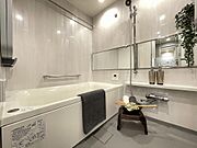 落ち着いた色味のバスルームで、特別なリラックスタイムを。
