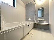 落ち着いた色味のバスルームで、特別なリラックスタイムを。