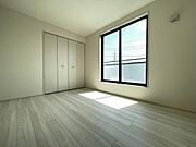 大きな掃き出し窓がついた洋室は、日中は照明がなくても明るく、子ども部屋としてもピッタリ。