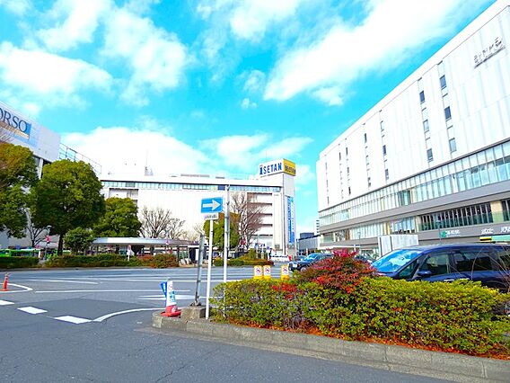 百貨店が立ち並...