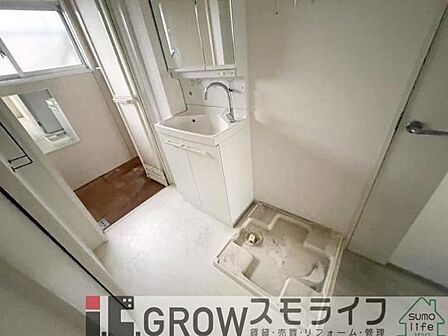 家事動線に配慮した室内洗濯機置場。