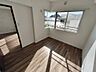 洋室：大きな採光を備えた明るいお部屋です。